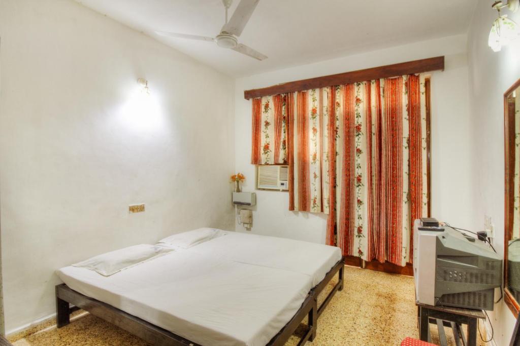 Postel nebo postele na pokoji v ubytování Hotel Kismat Mahal