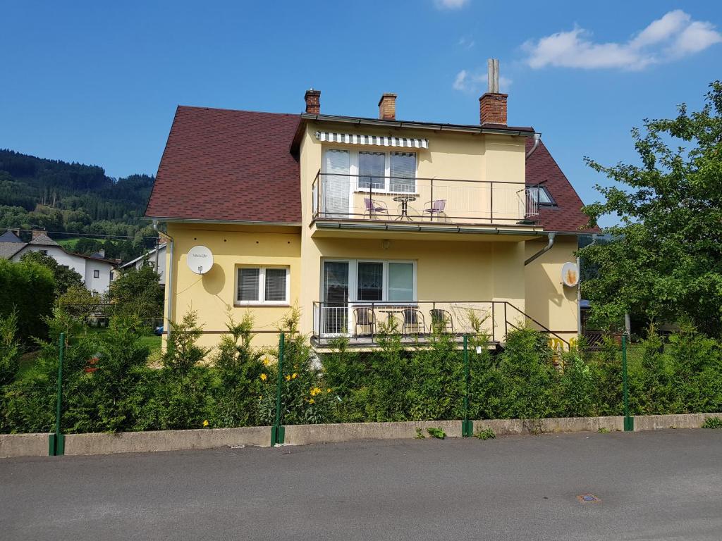 ein gelbes Haus mit Balkon darüber in der Unterkunft Apartment Petra in Lipová-lázně