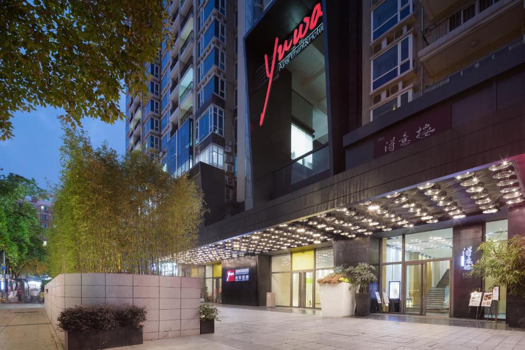 広州市にある广州友和酒店Yuwa Hotel-Free Shuttle Bus to Canton Fair Complex DuringCanton Fair Periodの側面に看板がある建物
