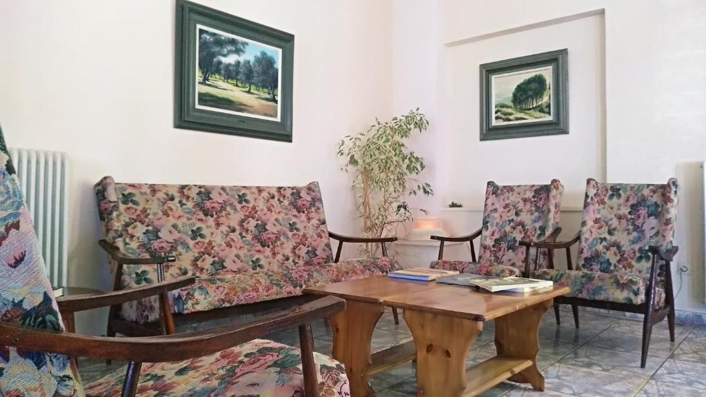 Posezení v ubytování Nireus Hotel
