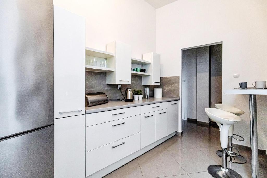 Kuchyňa alebo kuchynka v ubytovaní Apartament Żółty Narutowicza 11