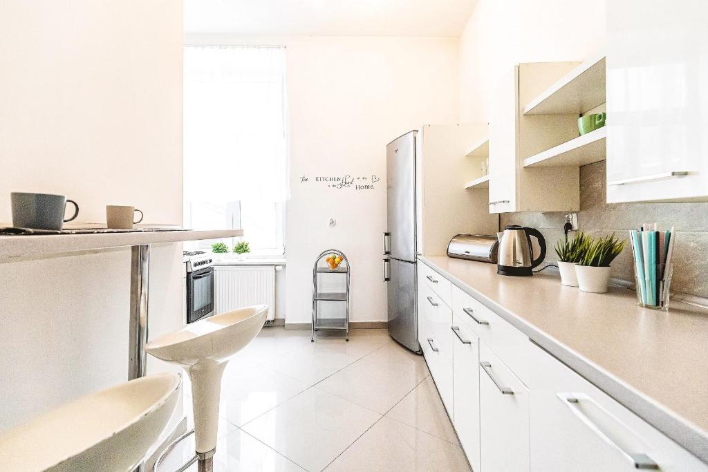 Kuchyňa alebo kuchynka v ubytovaní Apartament Żółty Narutowicza 11