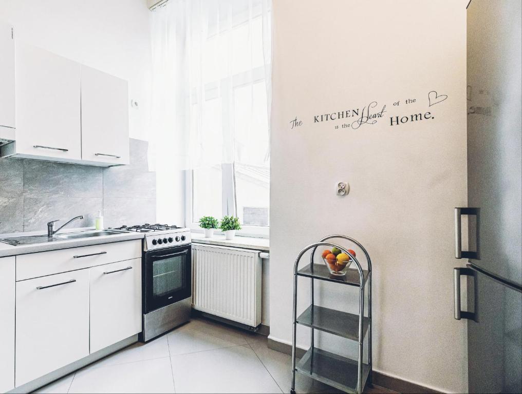 Kuchyňa alebo kuchynka v ubytovaní Apartament Żółty Narutowicza 11