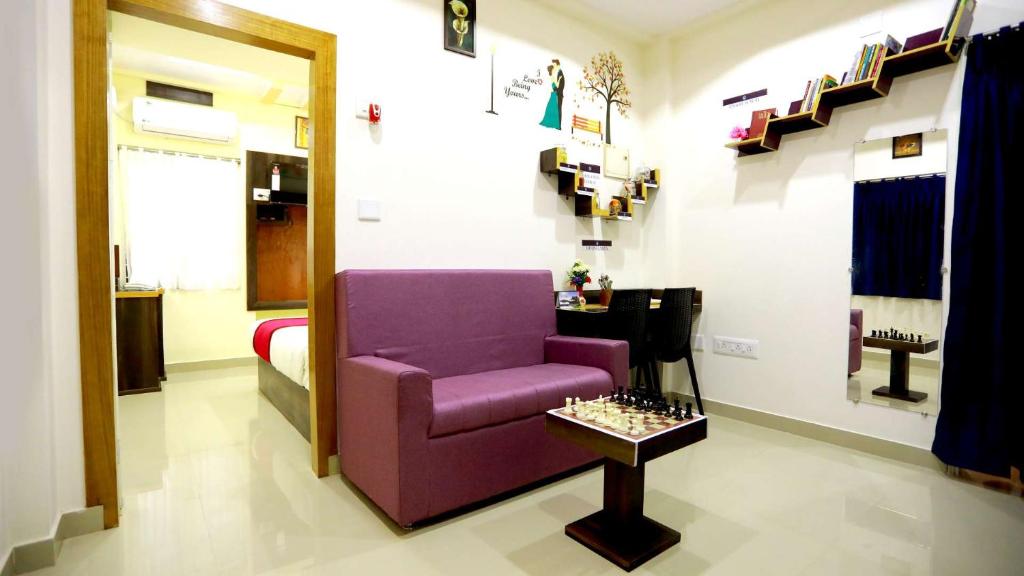 Posezení v ubytování Base9 Cochin Airport Hotel