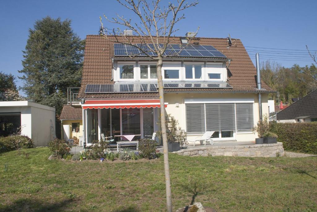 een huis met zonnepanelen op het dak bij Ferienhaus und Gästezimmer Cleo in Uhldingen-Mühlhofen