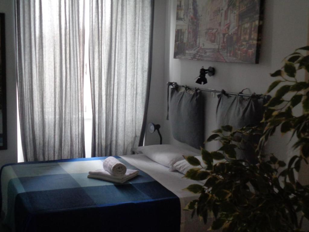 ローマにあるThe Centre Roomsのベッド1台(タオル付)が備わる客室です。
