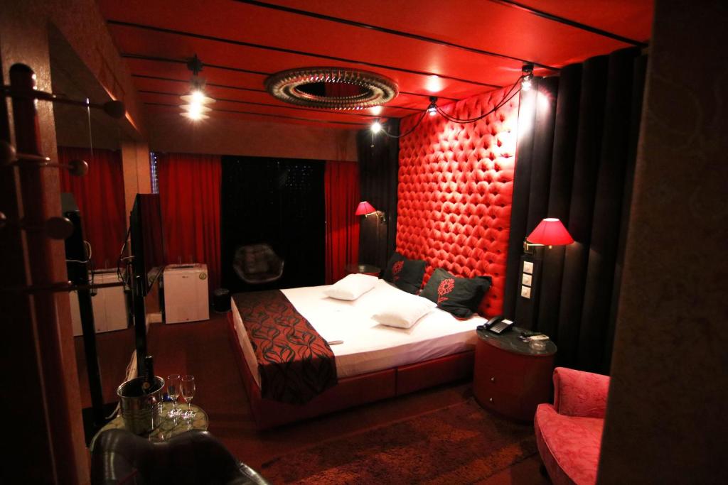 The Crystal Blue Hotel - Resim 13