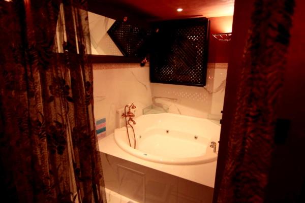 The Crystal Blue Hotel - Resim 10