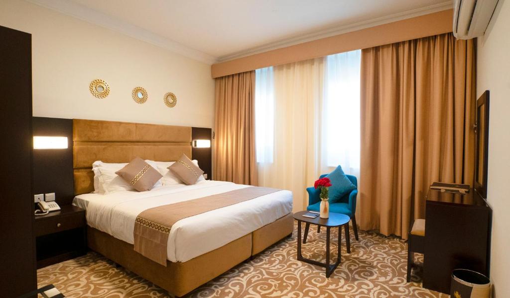 Ένα ή περισσότερα κρεβάτια σε δωμάτιο στο Salalah Royal Hotel Suites