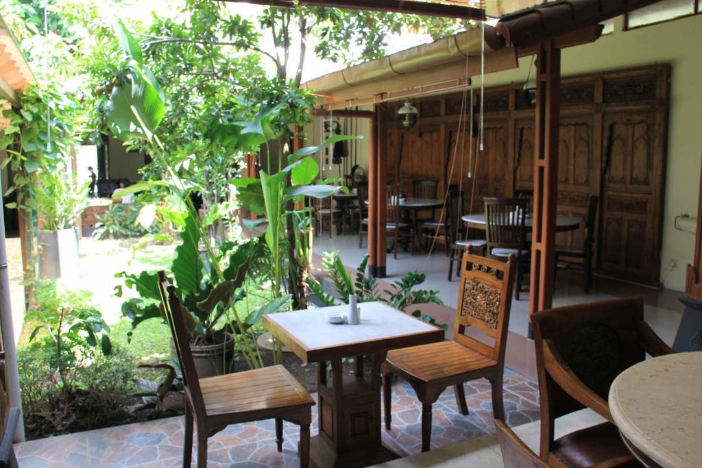 un patio con tavolo, sedie e tavoli. di Griya Yunika a Yogyakarta
