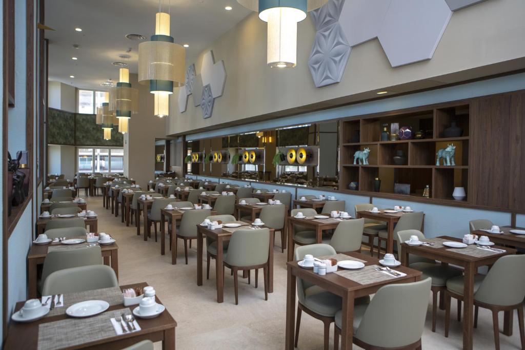 Riu Plaza Españaにあるレストランまたは飲食店