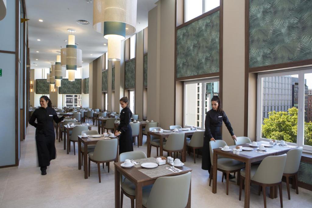 Riu Plaza Españaにあるレストランまたは飲食店
