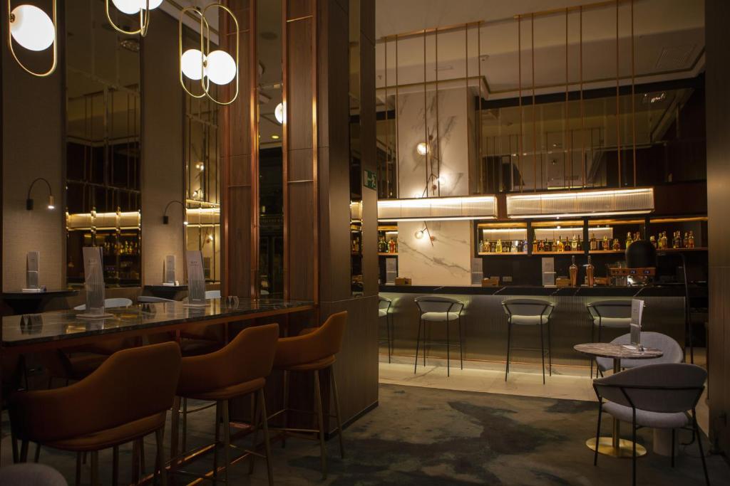 Riu Plaza Españaにあるラウンジまたはバー