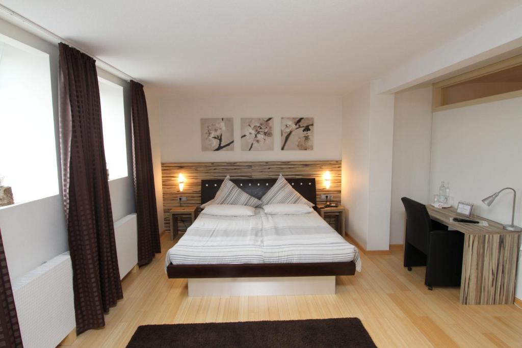 um quarto com uma cama e uma secretária. em Designhotel Im Südfeld em Kamen