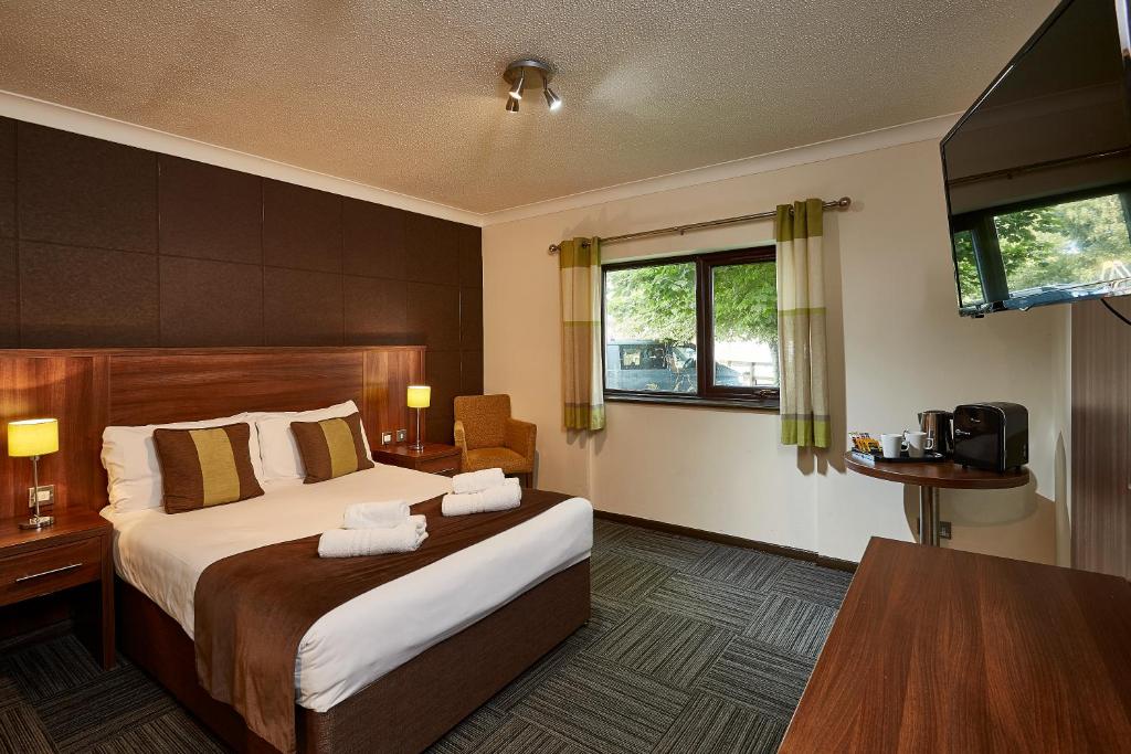 Łóżko lub łóżka w pokoju w obiekcie St. Margaret's Hotel