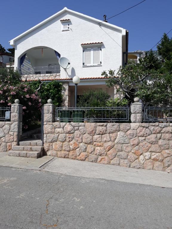 Το κτήριο όπου στεγάζεται  το διαμέρισμα