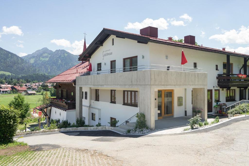 Galeriebild der Unterkunft Ferienwohnungen Alpentraum - Landhaus Gutermann in Oberstdorf