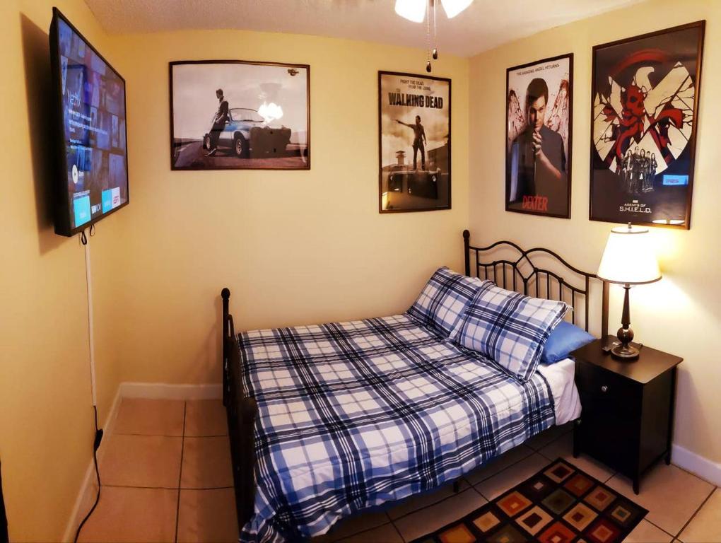una camera con letto e TV a schermo piatto di A Private Bedroom a Orlando