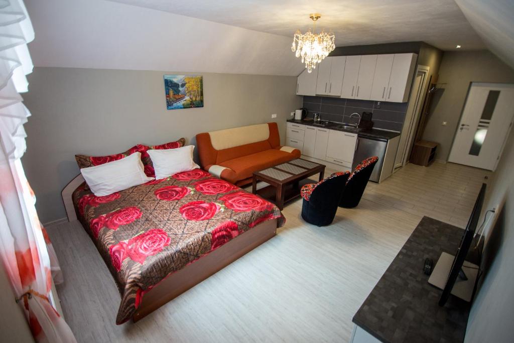 En eller flere senge i et værelse på Birutės apartamentai