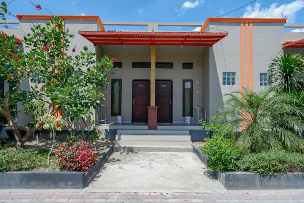 uma casa com um telhado laranja em RedDoorz near Taman Makam Pahlawan Tatura em Palu