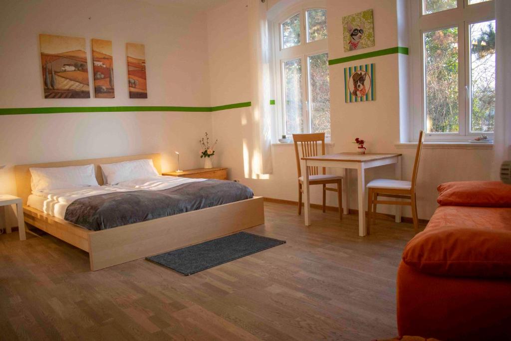 Schlafzimmer mit einem Bett, einem Tisch und Stühlen in der Unterkunft Sülfmeister Haus in Lüneburg