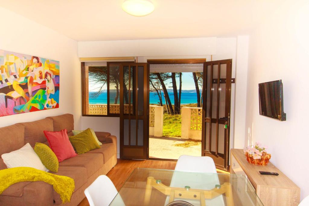 A television and/or entertainment centre at Apartamentos Montalvo Leiro