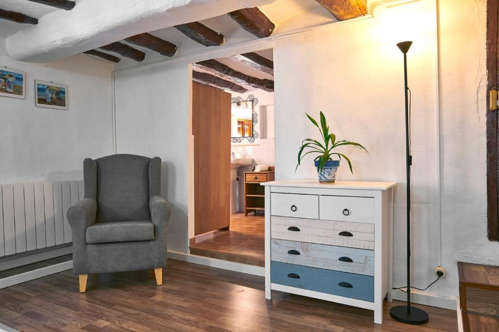 La Troya في Castellote: غرفة معيشة مع كرسي وخزانة