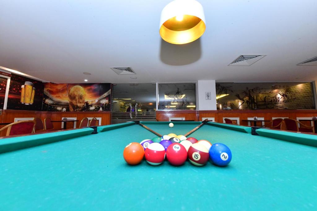 Biliár nebo kulečník v ubytování Al Bahjah Hotel