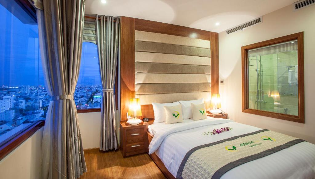 Postel nebo postele na pokoji v ubytování Moonlight Hotel Suites & Spa - Dragon Bridge View & Beautiful City View
