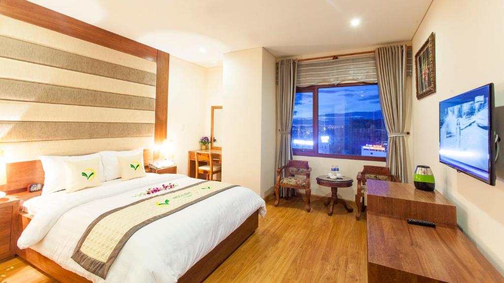 Postel nebo postele na pokoji v ubytování Moonlight Hotel Suites & Spa - Dragon Bridge View & Beautiful City View