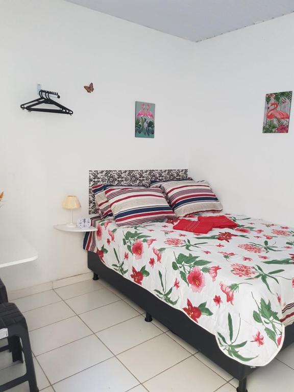 - une chambre dotée d'un lit avec un couvre-lit floral dans l'établissement Sobrado Botafogo, à Rio de Janeiro