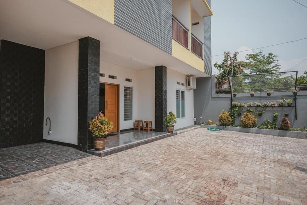 班达楠榜RedDoorz Syariah near Pahoman Stadium Lampung的砖车道房屋的庭院