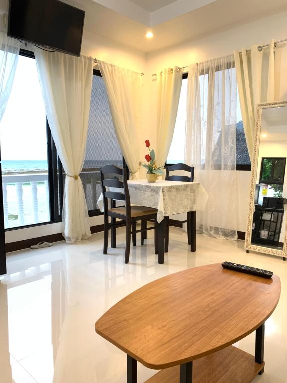 TV a/nebo společenská místnost v ubytování LUNA OSLOB TRAVELLERS INN - Beach Front