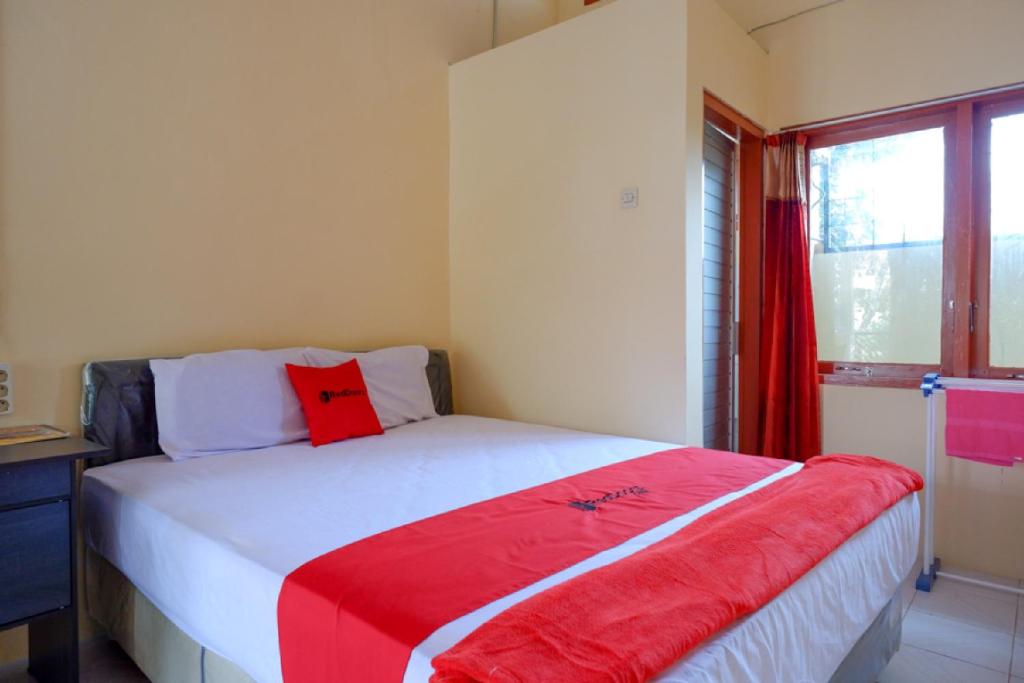 RedDoorz Syariah near Alun Alun Purwokerto - Economy Double Room