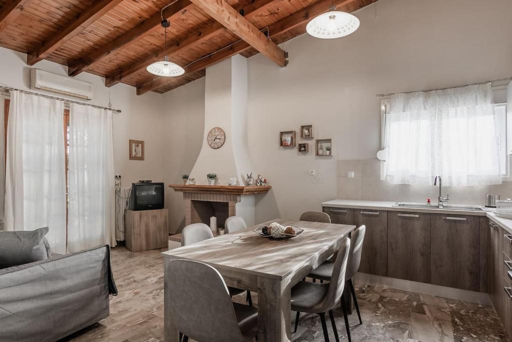 a kitchen and dining room with a table and chairs at Carlo Vivari House in Vivari