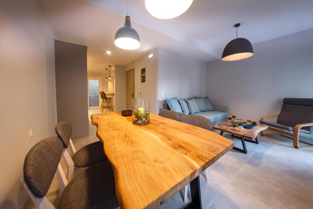 A seating area at Plession Apartment
