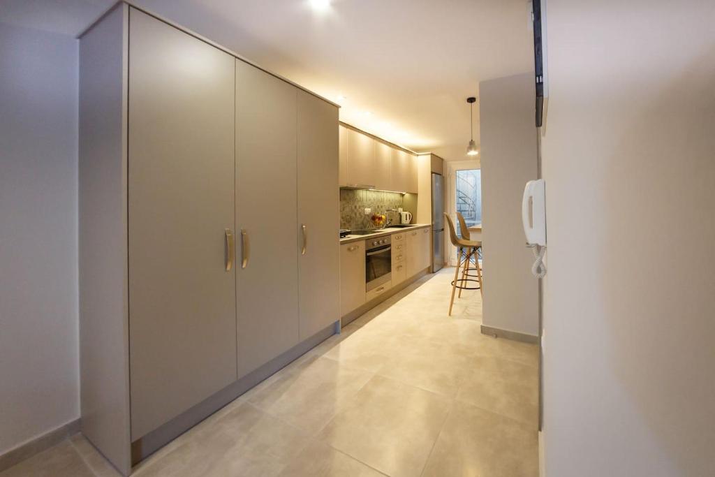 A kitchen or kitchenette at Plession Apartment