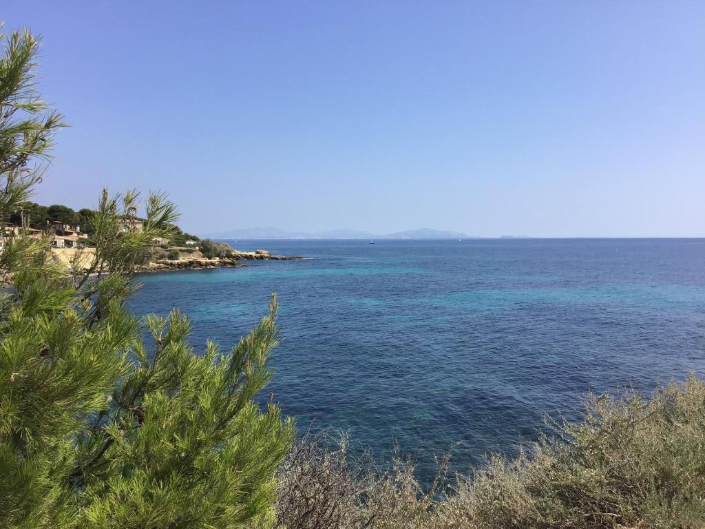 - une vue sur l'océan depuis une falaise dans l'établissement Studio Sausset les pins, à Sausset-les-Pins