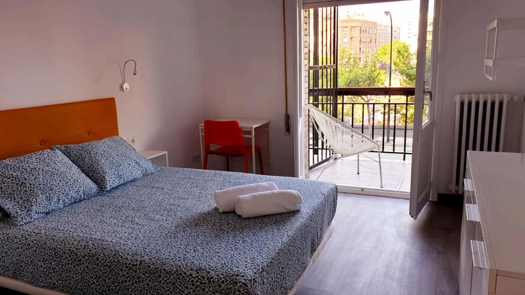 sypialnia z łóżkiem z ręcznikiem w obiekcie Pensión La Estrella w Saragossie