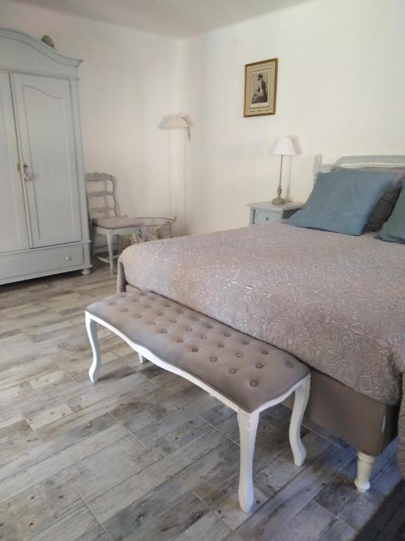 Postel nebo postele na pokoji v ubytování Sous le mûrier
