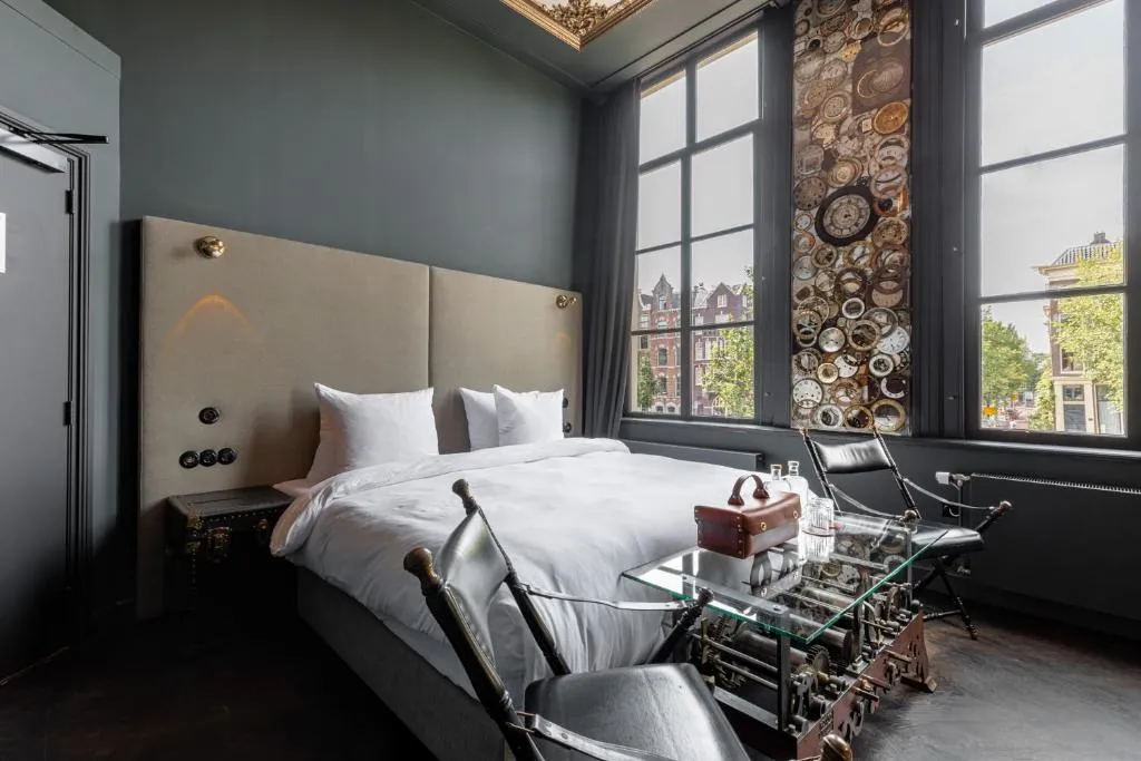 Double Room with canal view: The Clockmaker