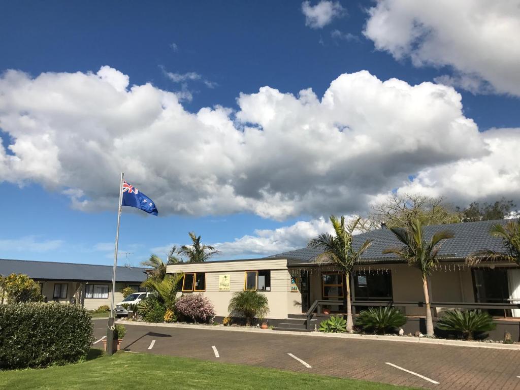 una bandera ondeando frente a un edificio en Aotearoa Lodge en Whitianga