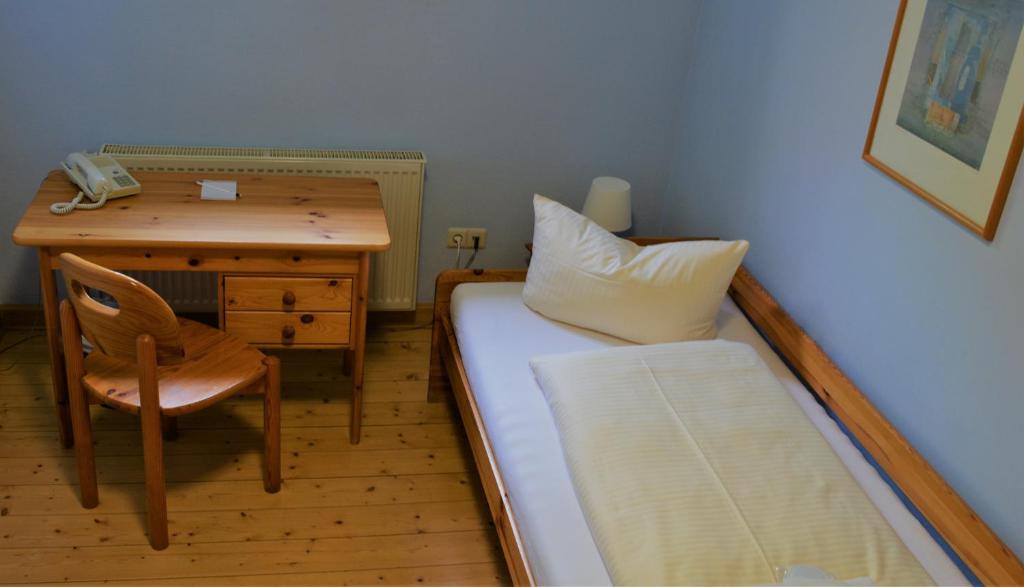 Postel nebo postele na pokoji v ubytování Hotel Gasthaus Weisser Mönch