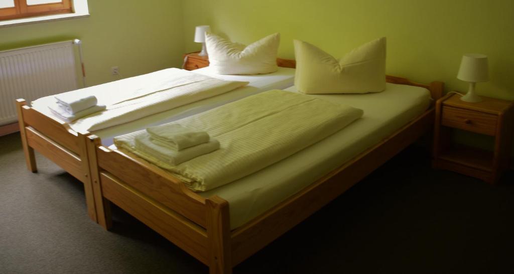 Postel nebo postele na pokoji v ubytování Hotel Gasthaus Weisser Mönch