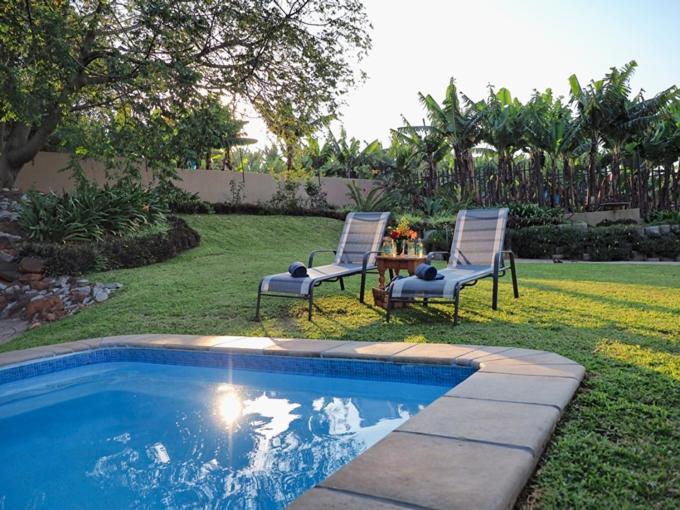 Swimmingpoolen hos eller tæt på Poinsettia family Cottage