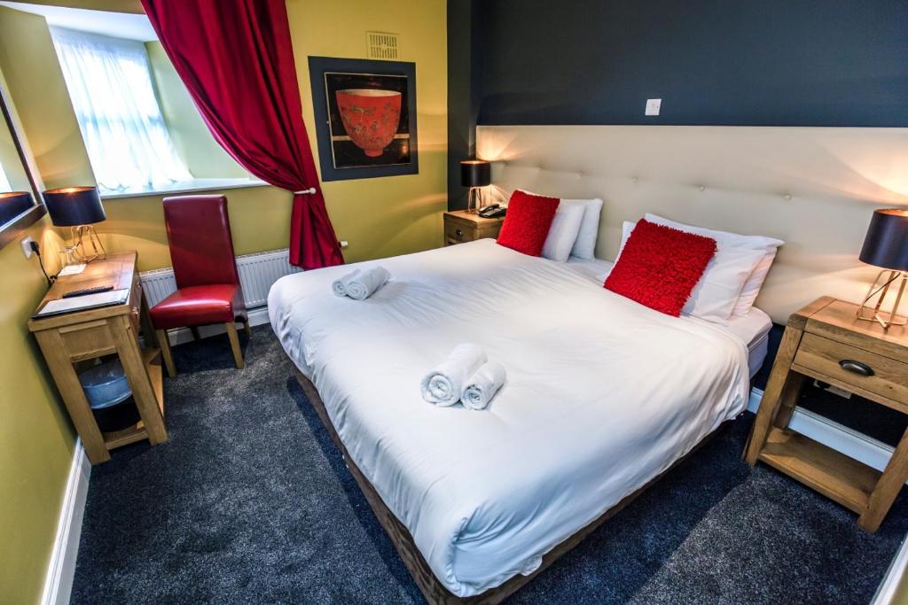 Postel nebo postele na pokoji v ubytování Mc Kevitts Village Hotel