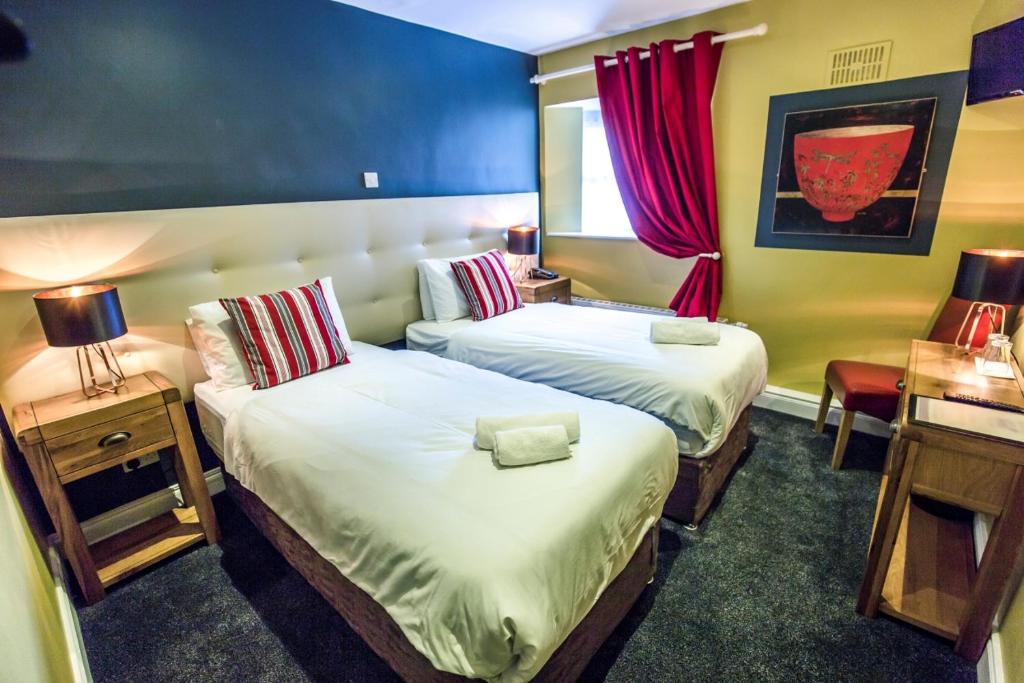 Postel nebo postele na pokoji v ubytování Mc Kevitts Village Hotel