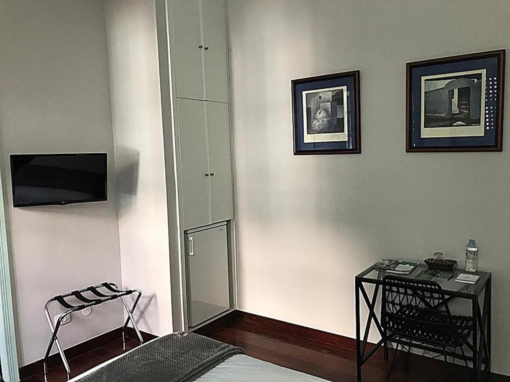 a bedroom with a mirror and a table and a table sidx sidx sidx at Hotel Rural Triana in Vallehermoso