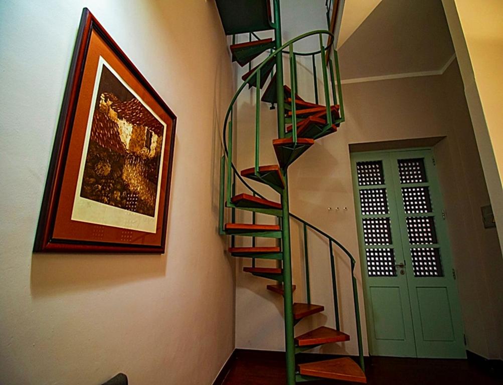 a spiral staircase in a room with a green door at Hotel Rural Triana in Vallehermoso