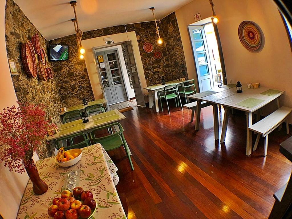 a kitchen and dining room with a table and chairs at Hotel Rural Triana in Vallehermoso